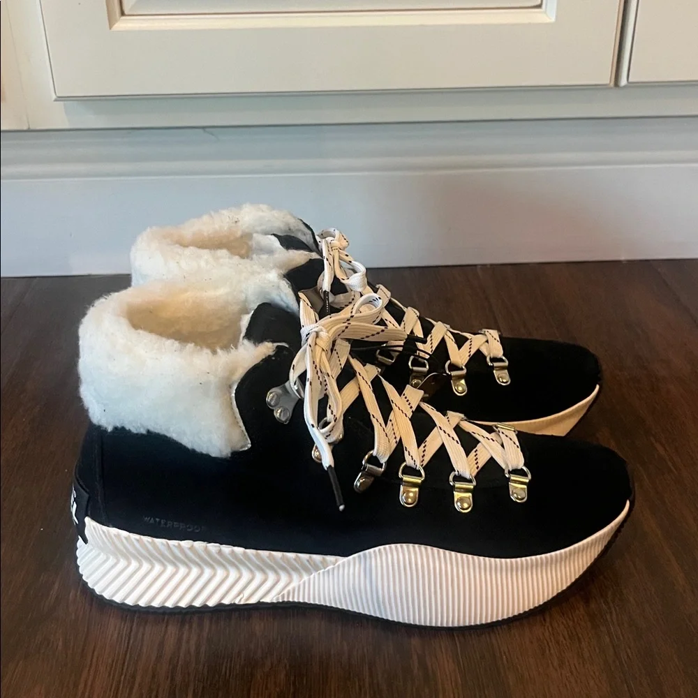 NWT SOREL Out N About Conquest Boots